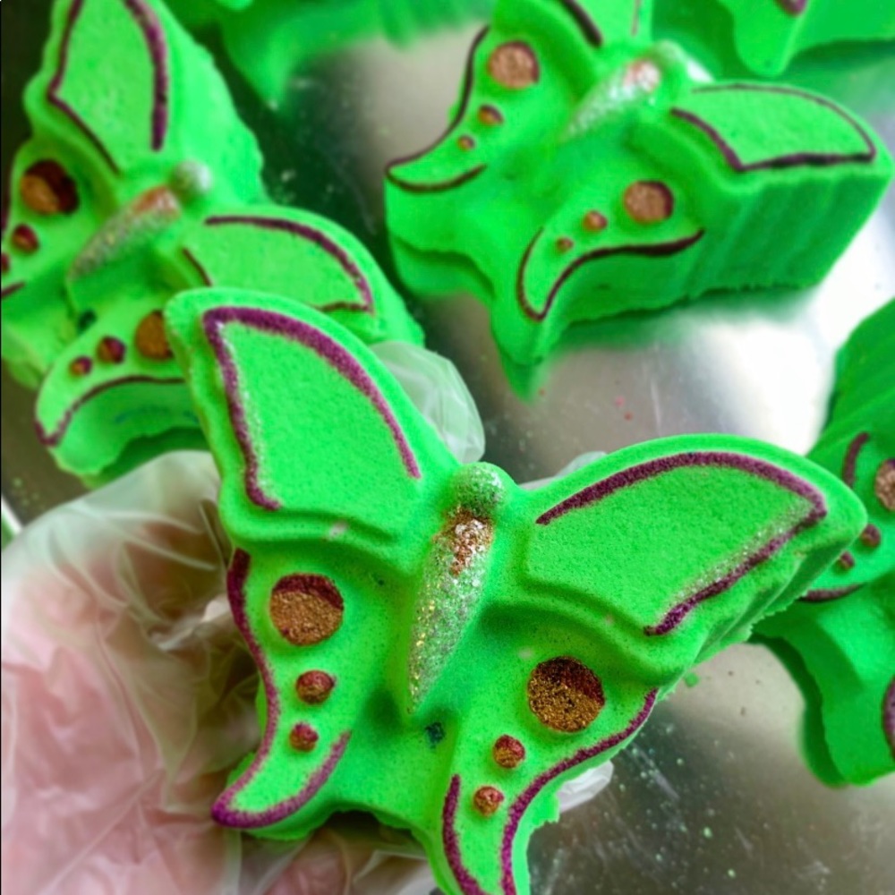 Luna moth bath bomb